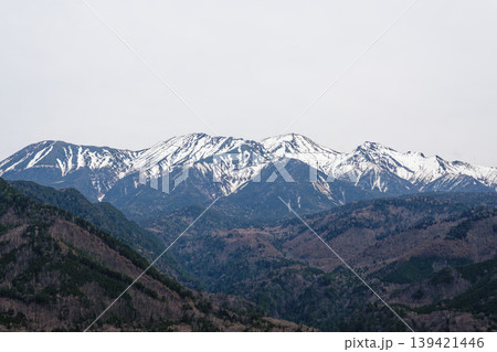 残雪の御嶽山と春の山並み 残雪の御嶽山と春の山並み 139421446