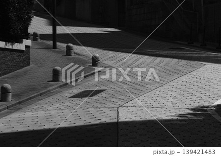 光と影のグラフィック:坂道に刻まれた幾何学模様と都会の陰影 光と影のグラフィック:坂道に刻まれた幾何学模様と都会の陰影 139421483