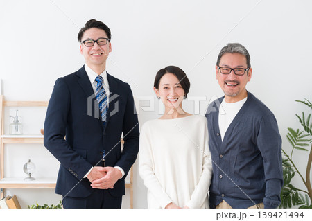 不動産営業マンと客 不動産営業マンと客 139421494