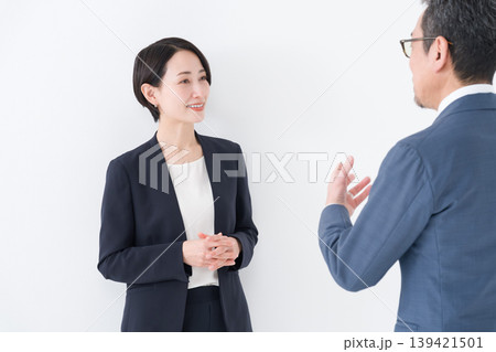 会話するビジネスマンたち 139421501
