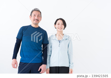スポーツウェアを着たミドル夫婦 スポーツウェアを着たミドル夫婦 139421505