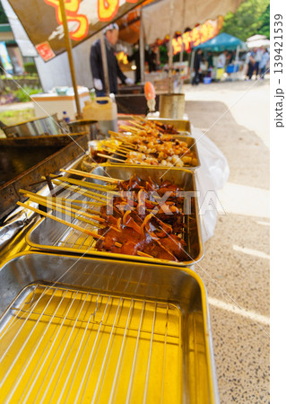 春の公園イベントの屋台に並ぶイカ焼きの串 春の公園イベントの屋台に並ぶイカ焼きの串 139421539