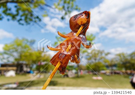 青空を背景にした春の公園イベントのイカ焼き串 青空を背景にした春の公園イベントのイカ焼き串 139421540