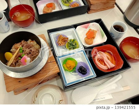 米沢牛の釜飯と小鉢が並ぶ和食ランチセット 米沢牛の釜飯と小鉢が並ぶ和食ランチセット 139421555