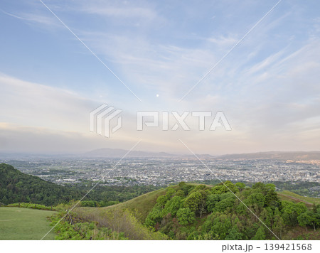 古都の目覚め、若草山から望む希望の朝空 古都の目覚め、若草山から望む希望の朝空 139421568