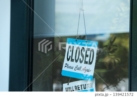 営業終了のお知らせ：ブルーのクローズドサインと店内の風景 139421572