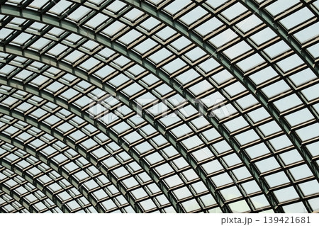 都会の幾何学:整然と並ぶ窓のパターンとモノクロームの建築美 都会の幾何学:整然と並ぶ窓のパターンとモノクロームの建築美 139421681