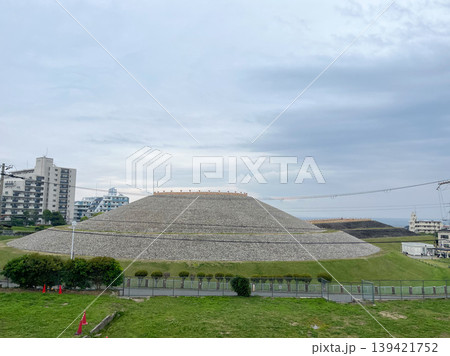 小壺古墳と住宅地に残る古代遺跡の風景（神戸市垂水区） 139421752