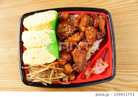 出汁巻と焼き鳥弁当 出汁巻と焼き鳥弁当 139421753