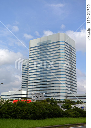 夏空を背景にした千葉県幕張新都心周辺のビル 139421790