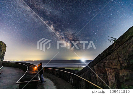 北海道・礼文華海岸で眺める幻想的な天の川の夜景 139421810