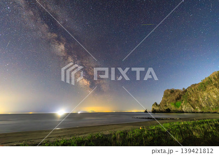 北海道・礼文華海岸で眺める幻想的な銀河の夜景 139421812