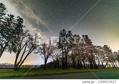 夜桜越しに眺める幻想的な銀河の風景 夜桜越しに眺める幻想的な銀河の風景 139421817
