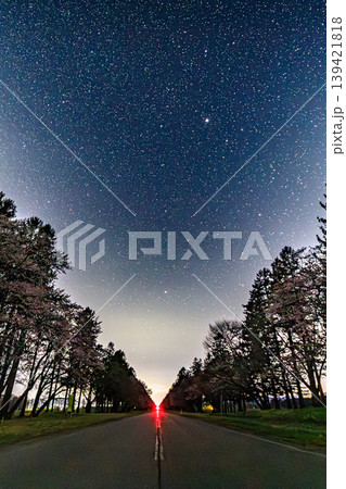 北海道・二十間道路桜並木と満天の星空 139421818