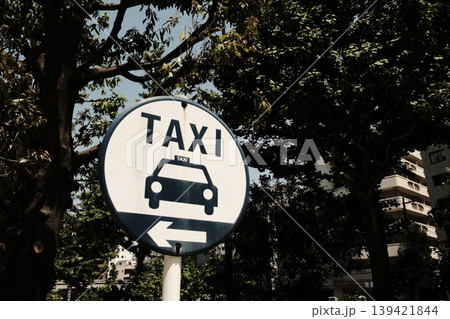 タクシー乗り場(TAXI)の案内看板:観光地のインフラ風景 タクシー乗り場(TAXI)の案内看板:観光地のインフラ風景 139421844