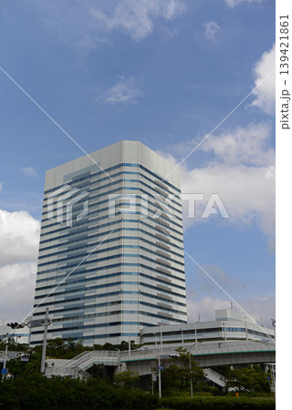 夏空を背景にした千葉県幕張新都心周辺のビル 夏空を背景にした千葉県幕張新都心周辺のビル 139421861