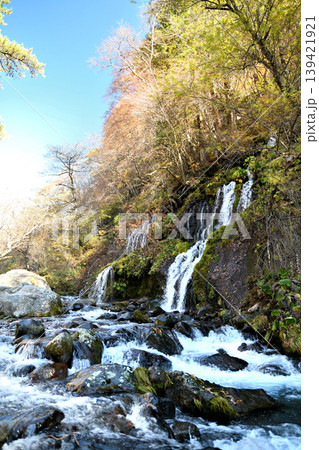 山梨県北杜市の川俣川渓谷の標高1250メートル位置する吐竜の滝 139421921