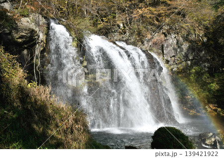 山梨県北杜市高根町清里に有る晩秋の大門川にかかる千ヶ滝 139421922