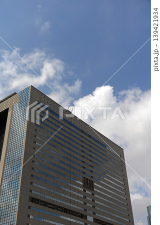夏空を背景にした千葉県幕張新都心周辺のビル 夏空を背景にした千葉県幕張新都心周辺のビル 139421934