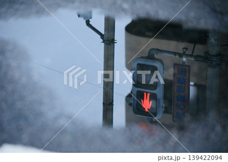 水溜りに映る歩行者用信号機(赤信号) 水溜りに映る歩行者用信号機(赤信号) 139422094
