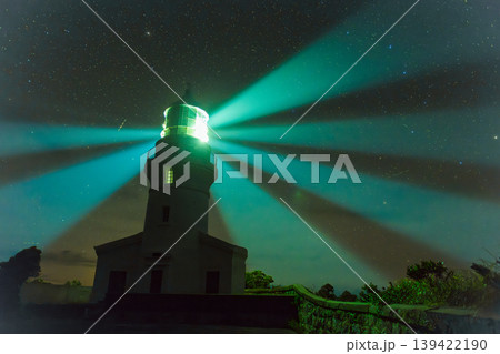 屋久島灯台 真夏の夜空を舞う(夏 屋久島灯台 真夏の夜空を舞う(夏 139422190