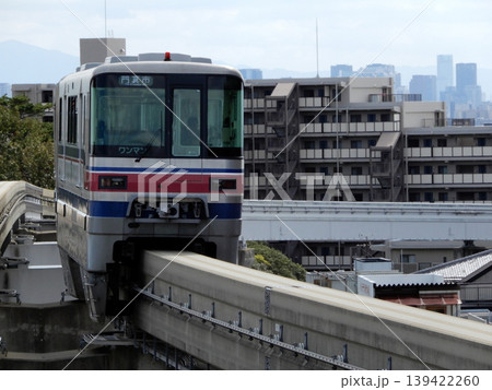 大阪モノレール蛍池駅に到着する列車 大阪モノレール蛍池駅に到着する列車 139422260