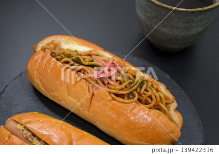 シンプルな焼きそばドッグとホットドッグ 139422316