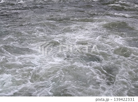 激しく渦巻く川の流れと白波 水の勢いを感じる自然背景 激しく渦巻く川の流れと白波 水の勢いを感じる自然背景 139422331