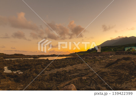 洋上アルプス屋久島 春田海岸と山々 夕景(夏 洋上アルプス屋久島 春田海岸と山々 夕景(夏 139422399