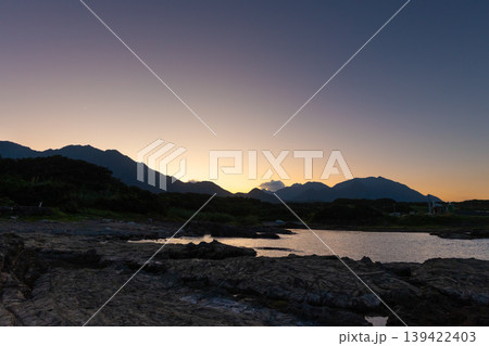 洋上アルプス屋久島 春田海岸と山々 夕景(夏 洋上アルプス屋久島 春田海岸と山々 夕景(夏 139422403