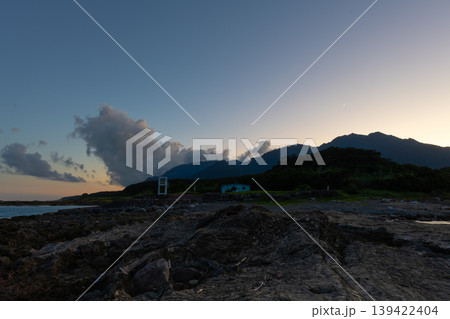 洋上アルプス屋久島 春田海岸と山々 夕景(夏 洋上アルプス屋久島 春田海岸と山々 夕景(夏 139422404