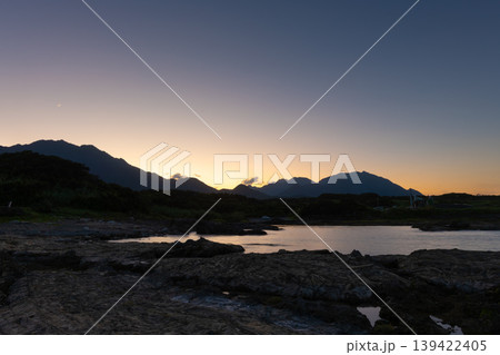 洋上アルプス屋久島 春田海岸と山々 夕景(夏 洋上アルプス屋久島 春田海岸と山々 夕景(夏 139422405
