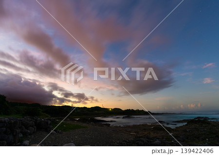 洋上アルプス屋久島　春田海岸と山々　夕景(夏 139422406