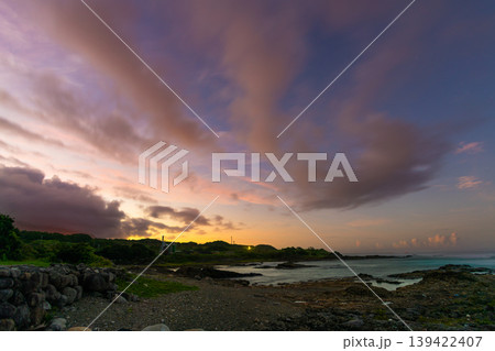 洋上アルプス屋久島　春田海岸と山々　夕景(夏 139422407