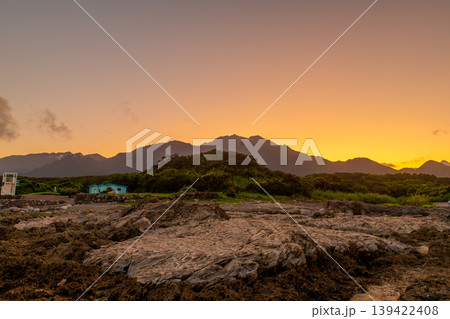 洋上アルプス屋久島　春田海岸と山々　夕景(夏 139422408