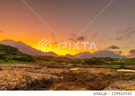 洋上アルプス屋久島 春田海岸と山々 夕景(夏 洋上アルプス屋久島 春田海岸と山々 夕景(夏 139422410