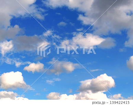 青空に浮かぶ白い雲と爽やかな初夏の空模様 青空に浮かぶ白い雲と爽やかな初夏の空模様 139422415