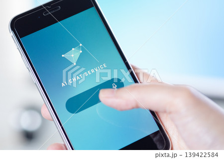 スマホでAI(人工知能)チャットを利用する女性の手元。オリジナルイメージ画像。 スマホでAI(人工知能)チャットを利用する女性の手元。オリジナルイメージ画像。 139422584
