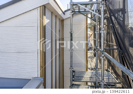 戸建て住宅の外壁下地施工　足場のある2階外壁 139422611