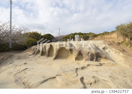 浸食された岩場が広がる鵜原理想郷の海岸風景(千葉県勝浦市) 浸食された岩場が広がる鵜原理想郷の海岸風景(千葉県勝浦市) 139422757