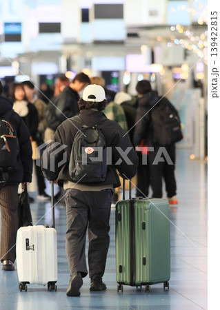 空港でスーツケースを引く旅行者 空港でスーツケースを引く旅行者 139422815
