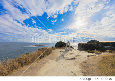 鵜原理想郷の鐘と太平洋を望む海岸風景（千葉県勝浦市） 139422850