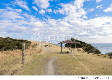 鵜原理想郷の鐘と太平洋を望む海岸風景(千葉県勝浦市) 鵜原理想郷の鐘と太平洋を望む海岸風景(千葉県勝浦市) 139422851