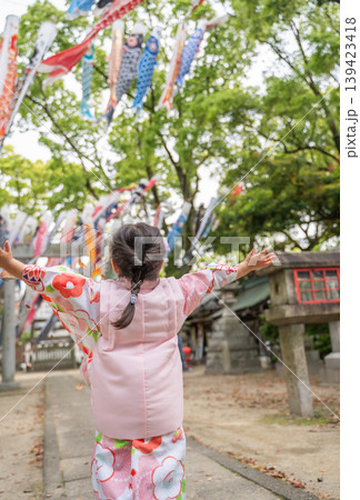 着物姿で鯉のぼりを見上げる子供 着物姿で鯉のぼりを見上げる子供 139423418