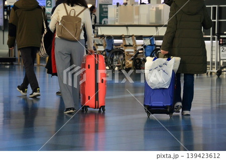 国際線のカウンターに向かう国際線利用客 羽田空港の国際線ターミナル 国際線のカウンターに向かう国際線利用客 羽田空港の国際線ターミナル 139423612