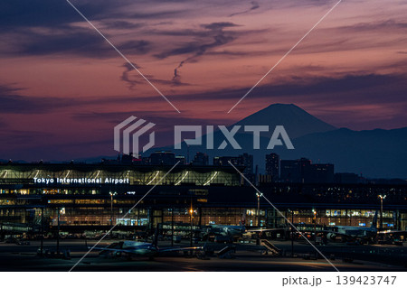 富士山バックの羽田空港 富士山バックの羽田空港 139423747