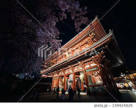 ライトアップされた浅草寺の宝蔵門と夜桜 東京の春の夜景 ライトアップされた浅草寺の宝蔵門と夜桜 東京の春の夜景 139424826