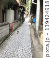 古民家が並ぶ日本の路地裏｜狭い石畳の道とノスタルジックな街並み 139424918