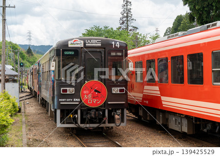 明智鉄道・寒天列車(4両編成)が岩村駅を走る山間の風景 明智鉄道・寒天列車(4両編成)が岩村駅を走る山間の風景 139425529