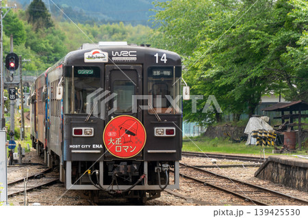 明智鉄道・寒天列車(4両編成)が岩村駅を走る山間の風景 明智鉄道・寒天列車(4両編成)が岩村駅を走る山間の風景 139425530